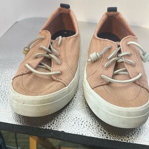 Sperry size 8. A real pretty light, pink and white shoelaces. Gently used.​
